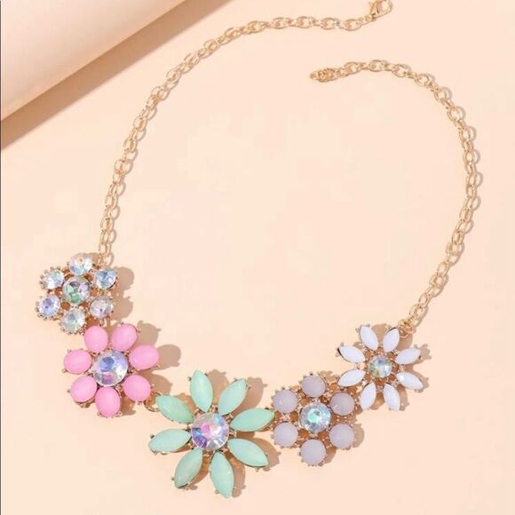 Cute Floral Necklace  - Picture 3 of 3